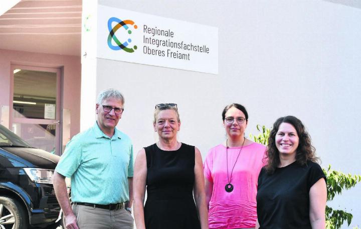 Sie arbeiten daran, dass die RIF am Caspar-Wolf-Weg 2 die Türen öffnet. Von links Gemeinderat und Präsident RIF Oberes Freiamt Daniel Räber, Monika Landmann, Stellenleiterin, Ursula Rey, Verantwortliche Freiwilligenarbeit, und Anna Rotzetter, Verantwortliche Projekte. Bild: Verena Anna Wigger