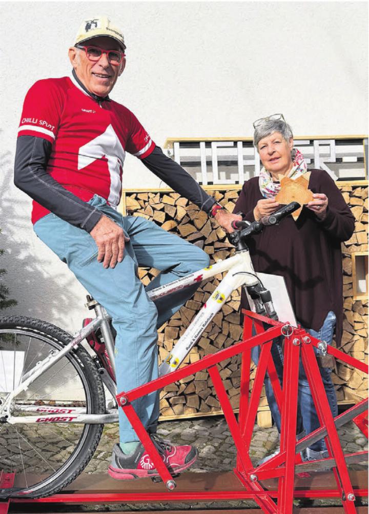 Hannes Rohrbach und Monika Hasler freuen sich auf zwei gemütliche, kreative und vielseitige Tage. Eines der Highlights am Bürgisserhus-Märt wird das Sägen von Holzsterne auf dem «Sägivelo» sein. Bild: Sabrina Salm