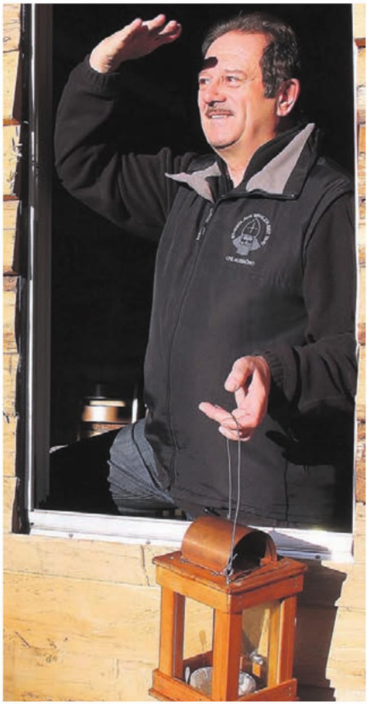 Ein typisches Bild: Röfe Wüst als Chlausvater im Einsatz. Bild: Archiv Ein typisches Bild: Röfe Wüst als Chlausvater im Einsatz. Bild: Archiv