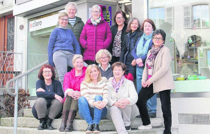 Die Frauen vom Claro-Team freuen sich auf das Jubiläumsfest. Sitzend (v. l.): Ruth Ingold, Birgit Rey, Sandra Roth, Lilo Veraguth, Ruth Brunner. Stehend (v. l.): Gisela Huwiler, Ursula Späni, Margrit Meyer, Doris Gut, Bernadette Oswald, Gabi Gaus, Frida Ackermann. Bild: zg