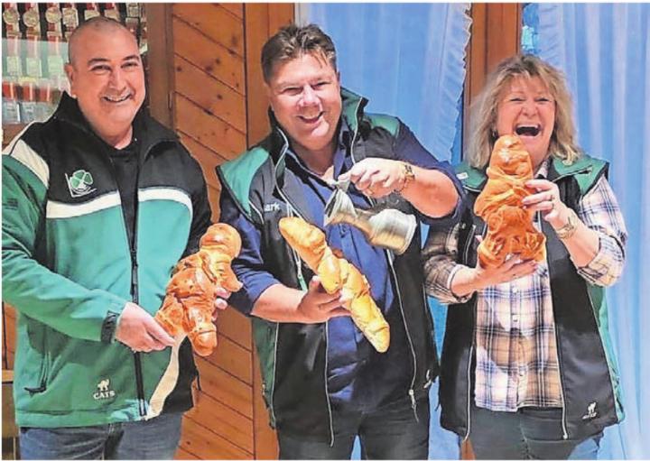 Das Siegertrio freute sich über seine tollen Resultate: Paulo Fernandes, Mark Ratcliff und Beatrice Ratcliff. (von links) Bild: zg