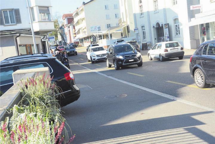 Zu den Stosszeiten dominieren Autos das Wohler Dorfbild. Geht es nach dem Willen des Gemeinderates, soll sich das ändern. Strassen sollen ihre trennende Wirkung verlieren und allen Verkehrsteilnehmern dienen. Bild: Archiv