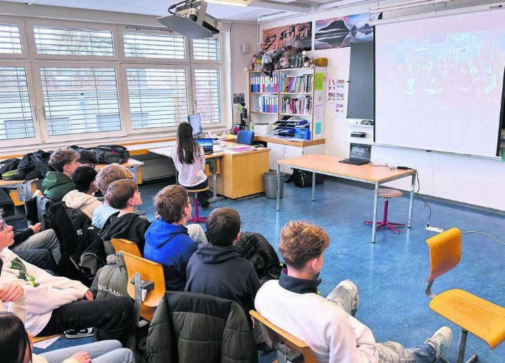Am Donnerstagmorgen um 7.30 Uhr ist die Bez Bremgarten mit Bangladesch verbunden. Dort hat man gerade das Zmittag hinter sich: Reis mit Fisch. Bilder: zg