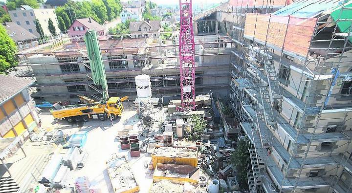 Im Schulzentrum Halde entsteht zurzeit neuer Schulraum für die Bezirksschule. Diese Baustelle ist in einem Jahr abgeschlossen, danach ist das Schulzentrum gebaut, weitere Ausbaumöglichkeiten gibt es auf diesem Areal nicht mehr. Weitere Bauten für neuen Schulraum müssen danach zwangsläufig folgen. Bild: pd