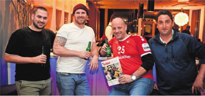 Die Freiämter EM-Gäste (von links): Raphael Bolliger (Verantwortlicher Spielbetrieb Handball Wohlen), Andreas Stierli (Präsident Handball Wohlen), Martin Laubacher (Ex-Präsident Handball Wohlen), Matias Füglistaler (Spieler HC Mutschellen). Bild: awa