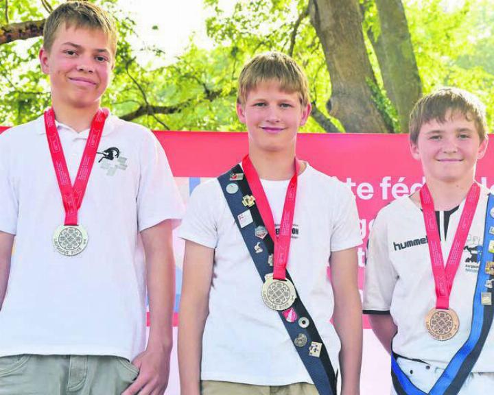 Ein Freiämter Podestplatz in der Jugendklasse 2: Der 13-jährige Joner Dario Tardy (rechts) erreichte Platz 3 hinter Sieger Silvan von Ah und Julian von Bergen (links). Bild: wr