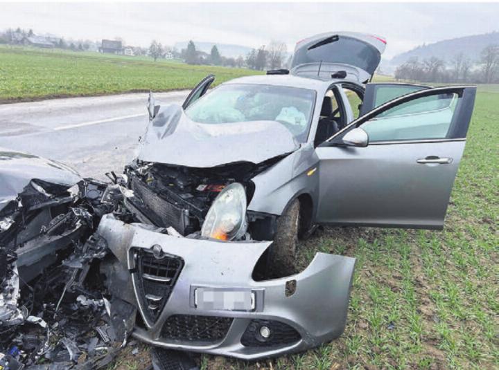 Die Kollision war heftig, beide Fahrzeuge erlitten Totalschaden, beide Lenker blieben aber unverletzt. Bild: pz