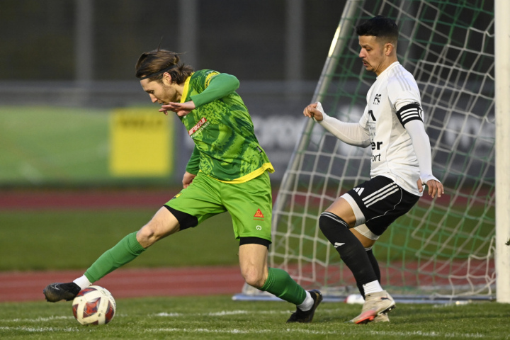 Roger Pfyl (links) und der FC Mutschellen setzen sich gegen Simone Parente (rechts) und den FC Muri durch und stehen im Cupfinal. Bild: Alexander Wagner