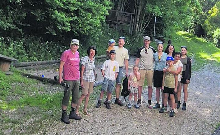 Die Naturfreunde versammeln sich für ein Gruppenfoto vor dem Naturfreundehaus. Bild: zg