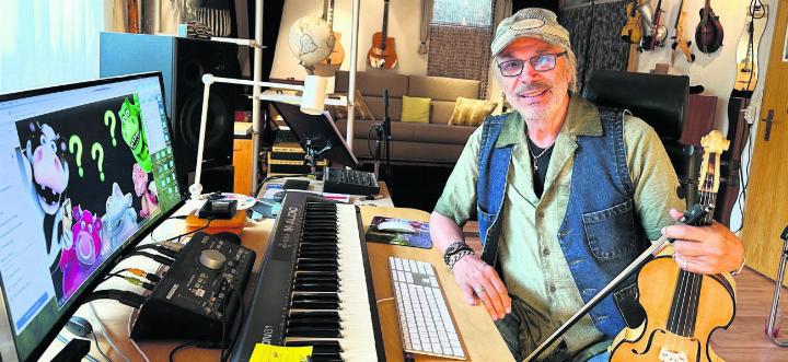 Sein Grossvater hat ihm das Geigespielen beigebracht. Heute ist Egon Egemann selbst Opa und hat aktuell seinen Enkelkindern einen Song mit tierischem Musikvideo (siehe Bildschirm links) produziert. Bild: Stefan Sprenger