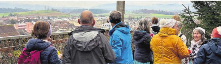 Die Pro-Senectute-Nordic-Walking-Gruppe Emaus genoss trotz Nebel die Aussicht. Bild: zg