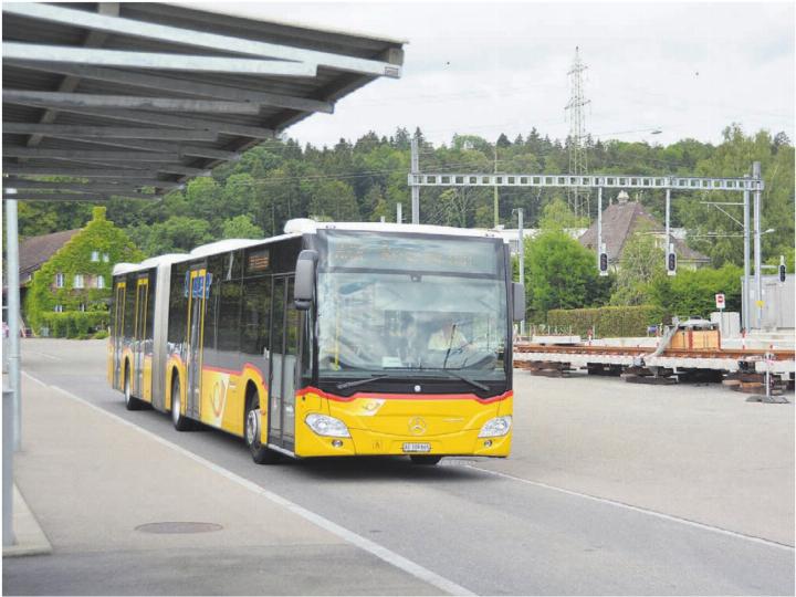 Geht es nach der Ortspartei der Mitte könnte der brachliegende Platz rund um den Bahnhof Bremgarten West für eine neue ÖV-Drehscheibe genutzt werden – eine solche würde das Ortszentrum Bremgartens rund um den Bahnhof während diverser Bauprojekte in den nächsten Jahren entlasten, so die Überlegung. Ein entsprechendes Schreiben an den Stadtrat wurde in diesen Tagen von Vorstandsmitglied Eric Mauron und Parteipräsidentin Jacqueline Wick unterzeichnet und eingereicht. Bild: zg