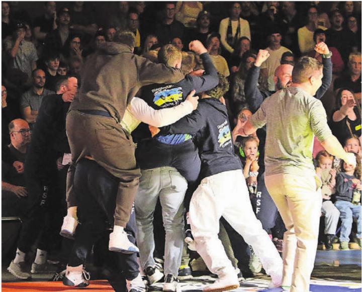 Irgendwo unter diesem Haufen liegt er. Die Freiämter Ringer begraben George Bucur unter sich, nachdem er Sandro Hungerbühler auspunktet und damit Bronze sichert. Irgendwo unter diesem Haufen liegt er. Die Freiämter Ringer begraben George Bucur unter sich, nachdem er Sandro Hungerbühler auspunktet und damit Bronze sichert.