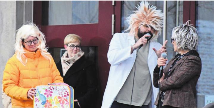 Inputtheater: Ein Glücksforscher gab den Jugendlichen und Lehrkräften ein paar Tipps, damit sie die Projektwoche in vollen Zügen geniessen können. Bild: dm