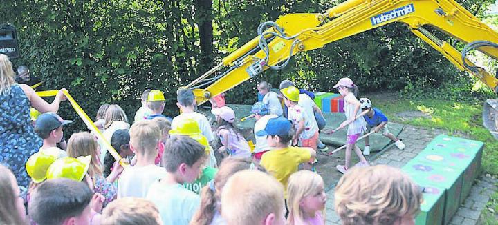 In Niederwil halfen die Kids beim Spatenstich zur Sanierung und Ausbau des Kindergartens tatkräftig mit. Bilder: Archiv