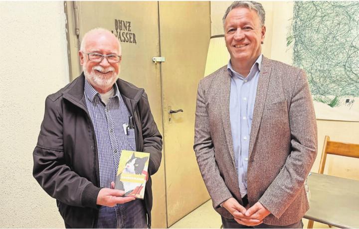 VHS-Wohlen-Präsident Bruno Breitschmid (links) mit dem neuen Krimi «Saubermann» von Autor Christof Burkard (rechts).
Bild: Walter Minder