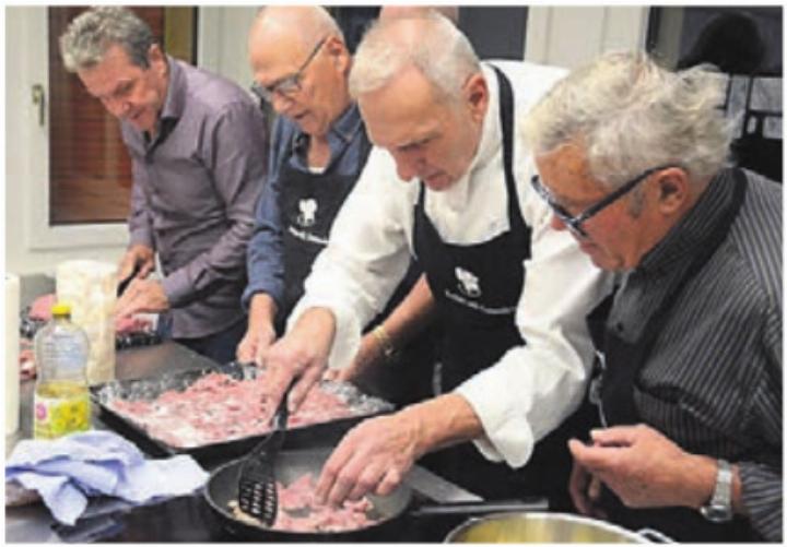 Hugo Weibel (2. v. r.) zeigt vor, wie es gemacht wird. Bild: chh