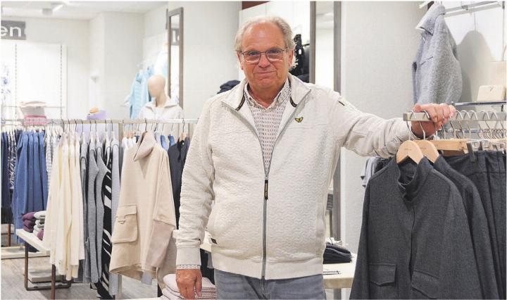 Benno Käppeli im Verkaufsladen von Käppeli Mode – ab dem 18. November findet der Räumungsverkauf statt. Bild: Annemarie Keusch Benno Käppeli im Verkaufsladen von Käppeli Mode – ab dem 18. November findet der Räumungsverkauf statt. Bild: Annemarie Keusch