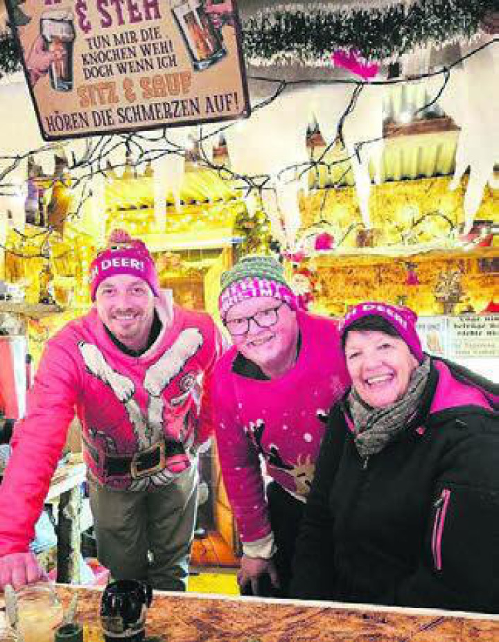 Felix Saxer (Mitte) und sein Team freuen sich, zahlreiche Besucher an ihrem Glühweinstand empfangen zu können. Bild: zg