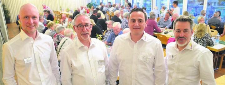 Sie blicken auf ein ereignisreiches Jahr zurück. Von links: Peter Mäder, Roland Frick, und Luca Penta (Präsident) vom Vorstand mit Solino-Heimleiter Ralph Huggel. Bild: Thomas Stöckli