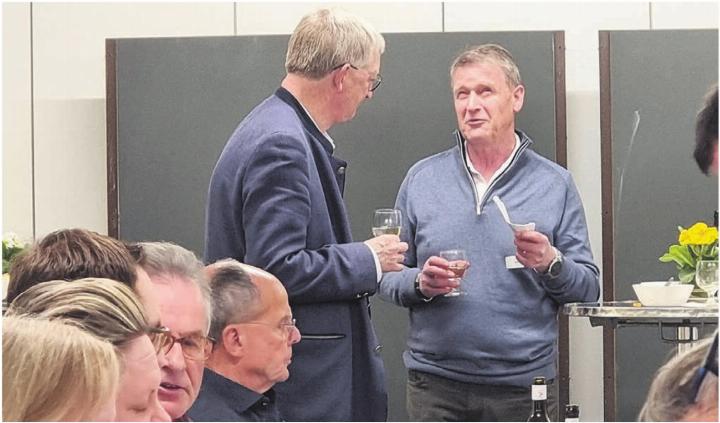 Gemeindeammann Peter Hochuli aus Unterlunkhofen, links, im Gespräch mit dem Autor des Joner Buchs Arnold Huber. Bilder: Verena Anna Wigger Gemeindeammann Peter Hochuli aus Unterlunkhofen, links, im Gespräch mit dem Autor des Joner Buchs Arnold Huber. Bilder: Verena Anna Wigger