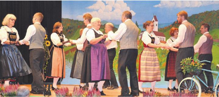 Die Volkstanzgruppe Eggenwil zeigte viel Schwung. Bild: Albert Schumacher