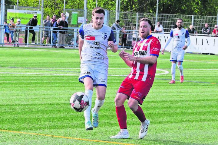 Gentrim Uka (links) ist vor Joel Stephan am Ball. Die Wohler zeigen insbesondere in der zweiten Halbzeit ein gutes Spiel. Belohnen können sie sich dafür nicht Bild: Josip Lasic