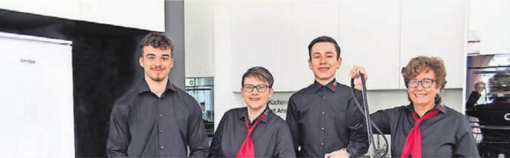 Fachkompetenz und Freundlichkeit – das Team des ibw-Shops (v. l.): Getoar Tasholli, Nicole Albrecht (Leiterin), Fabio Caruso (Lernender), Monika Ruch (Fachberaterin). Bild: Roger Wehrli