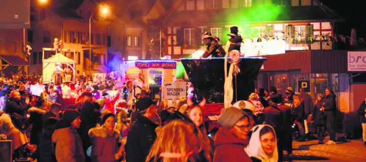 Eine spezielle Atmosphäre: Der Nachtumzug in Boswil lockt jeweils viel Publikum an. Bild: Archiv