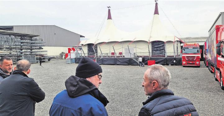Direktor Johannes Muntwyler (vorne rechts) freut sich über das grosse Interesse der Veranstalterbranche für das neue Zelt. Bild: Chregi Hansen Direktor Johannes Muntwyler (vorne rechts) freut sich über das grosse Interesse der Veranstalterbranche für das neue Zelt. Bild: Chregi Hansen
