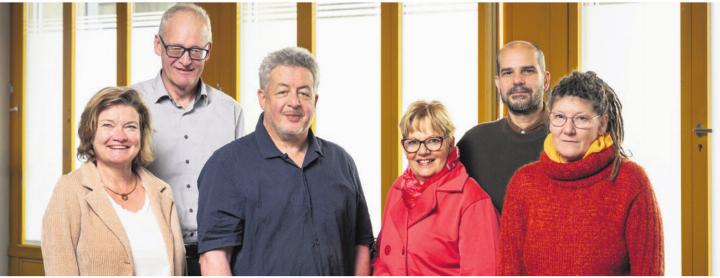 Der neue Quersang-Vorstand zusammen mit dem musikalischen Leiter (v. l.): Corina Roeleven, Simon Werren, Eugen Hofer, Monika Kern, Roberto Vacca (Dirigent), Ruth Eichelberger (es fehlt Cécile Kost). Bild: Felix Wey