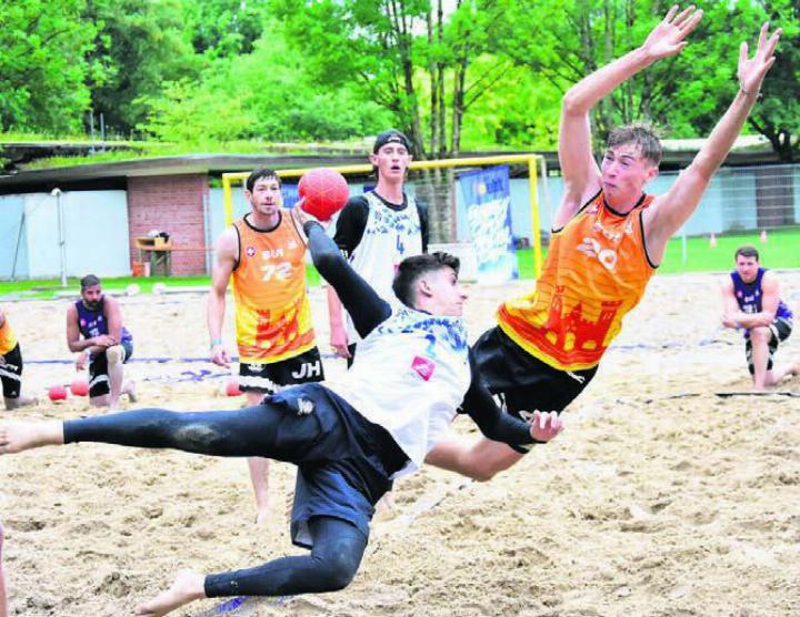 Solche Aktionen kann man am Wochenende im Schüwo-Park in Wohlen sehen. Die Schweizer Meisterschaften im Beachhandball kommen ins Freiamt. Bild: zg