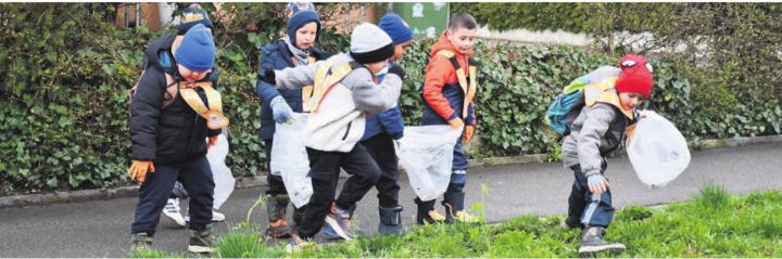 Die Kinder sind mit viel Eifer dabei, jeden «Fötzel» auf dem Weg zu finden. Bild: mo