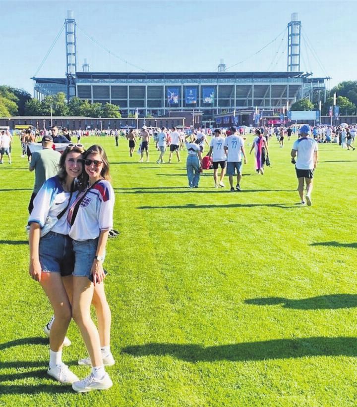 Charlotte Bell (rechts) und ihre Kollegin Julia. Am 25. Juni war sie live in Köln dabei, als England gegen Slowenien spielte. Sie spricht von einem «wahnsinnig tollen Erlebnis». Bilder: zg