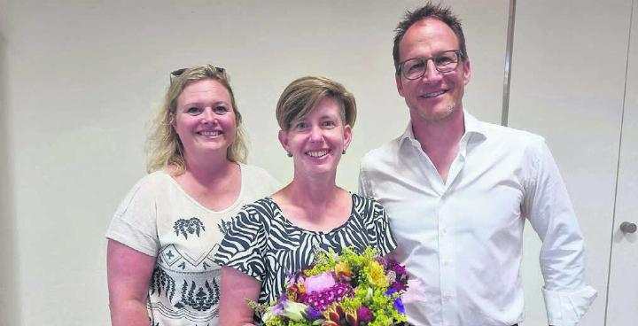 Vizeammann Nadia Koch und Gemeindeammann Christian Widmer verabschieden und bedanken sich bei ihrer scheidenden Finanzverwalterin Tanja Müller. Bilder: Verena Anna Wigger