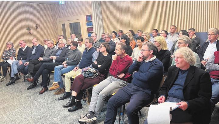 Interessiert lauschten die Teilnehmenden den Ausführungen der Experten. Bild: zg Interessiert lauschten die Teilnehmenden den Ausführungen der Experten. Bild: zg