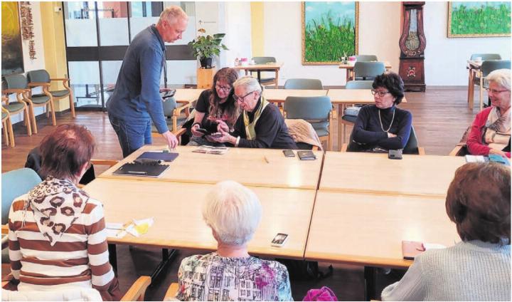 Simon Schmid engagiert sich als Freiwilliger und leitet neu den Tablet- und Smartphone-Club in der Oberen Mühle. Unter anderem hilft er auch bei den richtigen Einstellungen am Gerät. Bild: Chregi Hansen Simon Schmid engagiert sich als Freiwilliger und leitet neu den Tablet- und Smartphone-Club in der Oberen Mühle. Unter anderem hilft er auch bei den richtigen Einstellungen am Gerät. Bild: Chregi Hansen