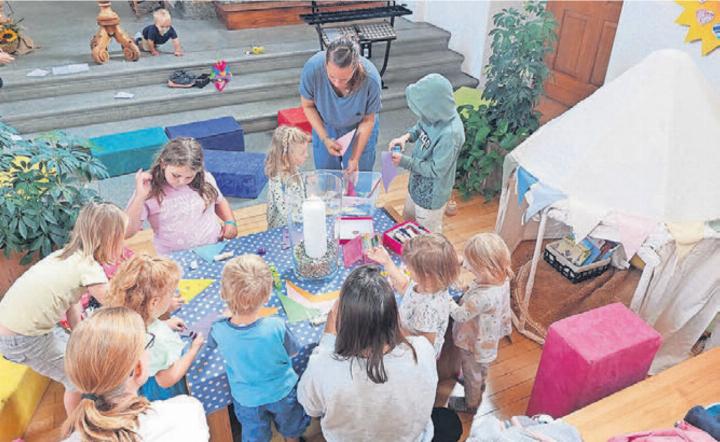 Die kleinen Kinder haben nun dank dem Engagement der «Fiire met de Chline»-Gruppe einen eigenen Ort in der Niederwiler Kirche. Bild: zg