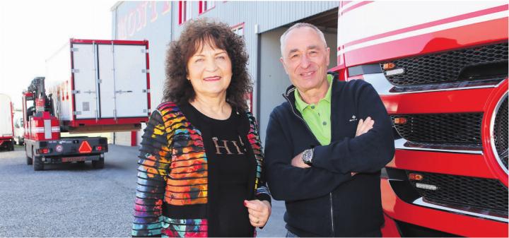 Autorin Christina Boss mit Zirkusdirektor Johannes Muntwyler auf dem Zirkusareal des Circus Monti in Wohlen. Bild: pd Autorin Christina Boss mit Zirkusdirektor Johannes Muntwyler auf dem Zirkusareal des Circus Monti in Wohlen. Bild: pd