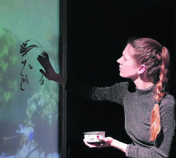 Vier Frauen über achtzig erzählen in einer intimen Audiocollage über ihre Liebe zu Frauen. Anja Sidler zeichnet dazu live auf der Bühne. Bild: zg