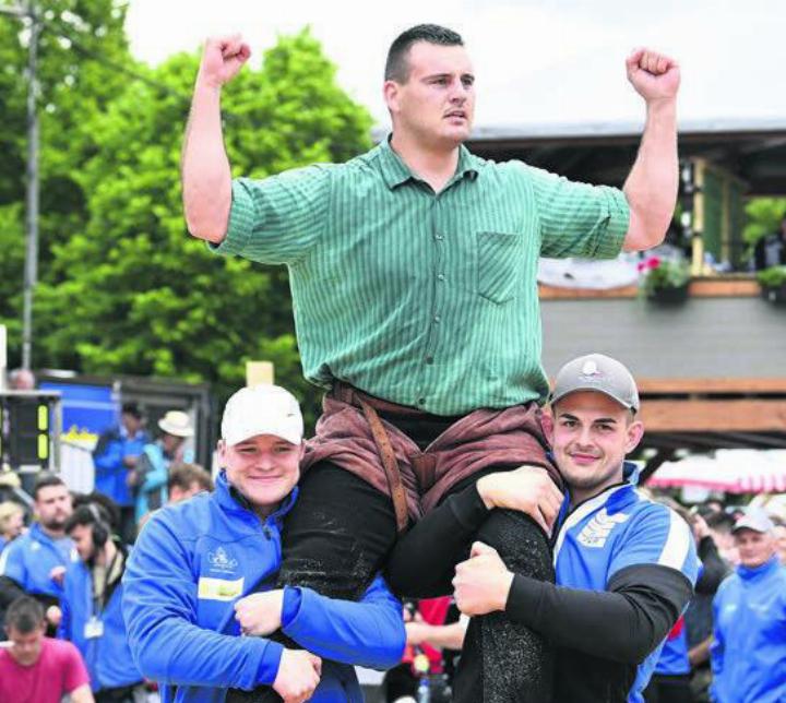 Joel Strebel wird von seinem Teamkollegen Pascal Joho (links) und Andreas Döbeli hochgehalten. Joho hat auch einen Kranz geholt. Für Döbeli lief das Schwingfest nicht gut. Bild: Alexander Wagner