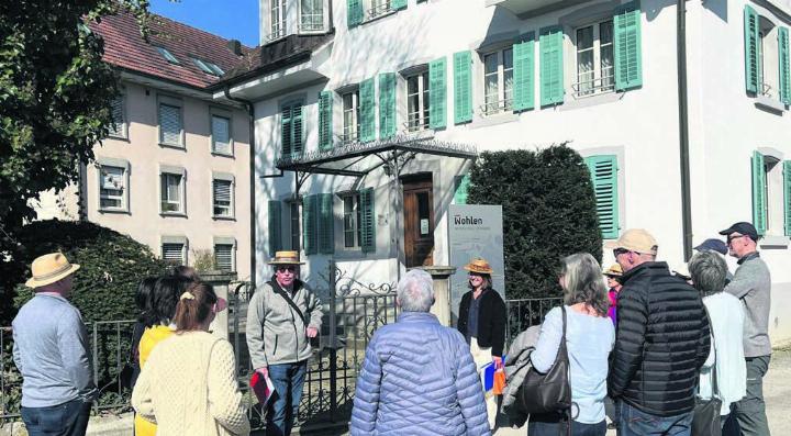 Interessante und spannende Führung: Aufmerksame Zuhörerinnen und Zuhörer beim Halt an der Steingasse 1. Bilder: Walter Minder