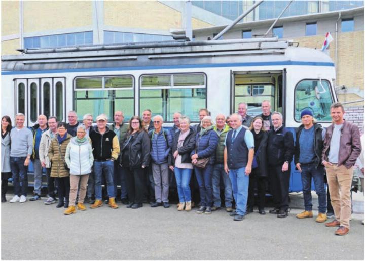 Über 20 Bosmeler Turnveteranen stehen an der Haltestelle Messe/Hallenstadion bereit für eine spezielle Stadtrundfahrt mit der «Mirage». Bild: zg