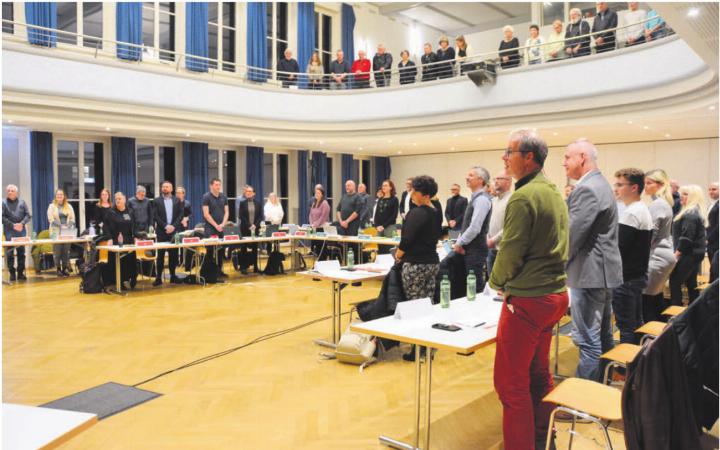 Alle 40 Mitglieder des Einwohnerrates sind vereidigt: Nun kann die politische Arbeit losgehen. Bild: Annemarie Keusch