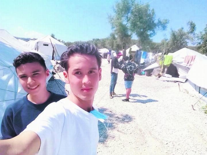 Ein Selfie von Lesbos: 2020 lebte Kashmir Islami (rechts) ein Jahr im griechischen Flüchtlingscamp. Bilder: Celeste Blanc (1) / zg (3)