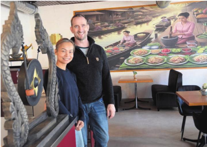 Das Ehepaar Rinrada und David Engert freut sich darauf, seine Gäste im neu gestalteten Restaurant verwöhnen zu dürfen. Bild: chh