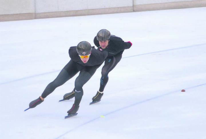 Nico Berger (links) beim Eistraining mit dem ehemaligen Longtrack-Profi Christian Oberbichler. Auch der Sarmenstorfer will sich in erster Linie auf die Longtrack-Disziplin fokussieren. Er wird diese Saison aber auch drei Shorttrack-Wettkämpfe bestreiten. Bilder: zg