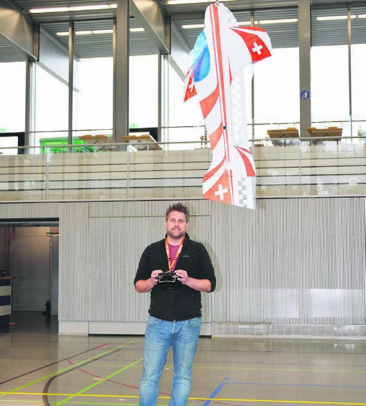 Modellflugpilot Philipp Schürmann übt fleissig für die Heim-WM in der Dreifachhalle des Sportzentrums Burkertsmatt. Er hofft, dass alles reibungslos funktionieren wird und er mit seinem Modell «Philé» den perfekten Flug hinbekommt. Bild: Sabrina Salm