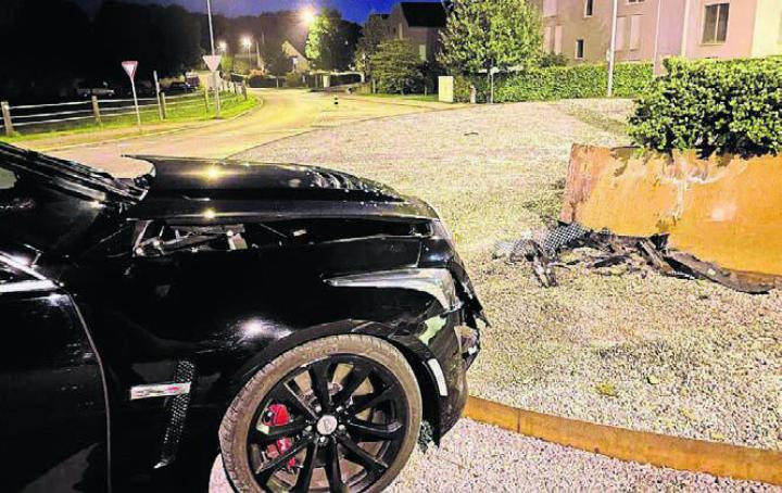 Der Cadillac kollidierte kurz nach Mitternacht mit der Kreiseleinrichtung. Bild: pz
