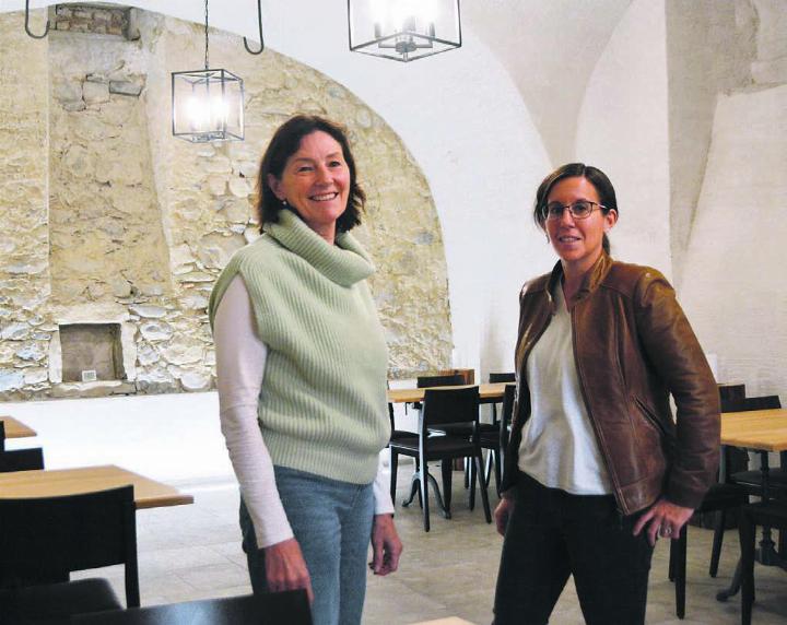 Gabriela Arnet (links) und Kulturkommissionspräsidentin Kerstin Koch Rieser hoffen, in den renovierten Räumen des Hauses zur Sonne in Büelisacker möglichst viele Kulturschaffende begrüssen zu können. Bild: Annemarie Keusch